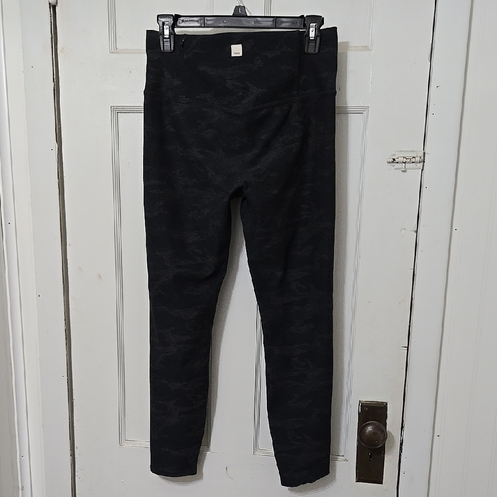 VUORI WOMENS CLEAN ELEVATION LEGGING Short.  Black Camouflage Soft. Size MEDIUM